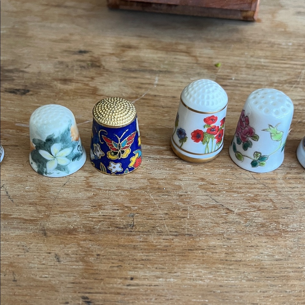 Vintage Thimble Collection Lot With Wooden Display Case Mixed Decorative Set - Picture 3 of 6